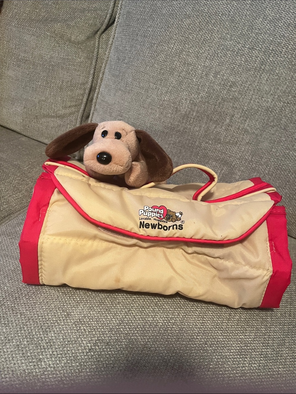 vintage Tonka 1986Tonka Pound Puppies Newborns carrying case. W/Ty beanie Bones